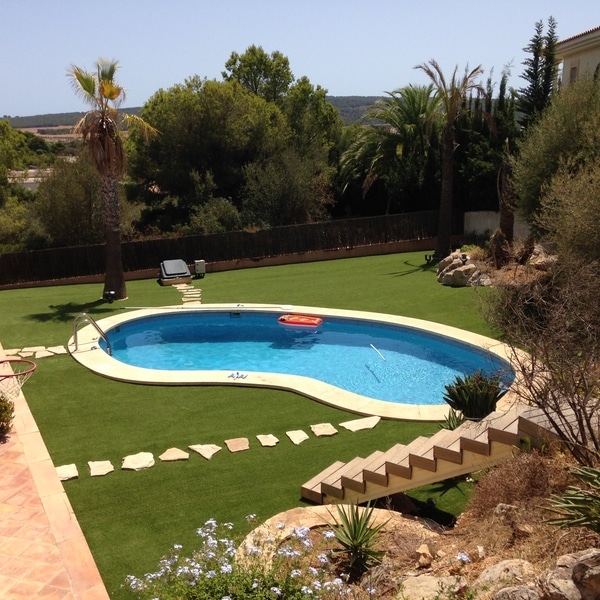 Jardín con piscina