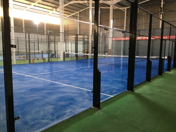 Pista de pádel azul